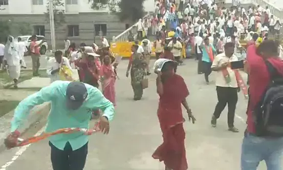 ಕೋಲಾರ: ಪ್ರತಿಭಟನೆ ವೇಳೆ ಸಂಸದ ​ ಮುನಿಸ್ವಾಮಿ ಸೇರಿದಂತೆ ಬಿಜೆಪಿ ಕಾರ್ಯಕರ್ತರ ಮೇಲೆ ಹೆಜ್ಜೇನು ದಾಳಿ